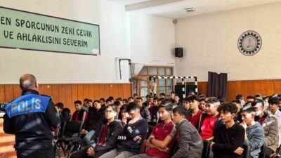 Afyonkarahisar’da polis ekipleri, lise öğrencilerine yönelik güvenli internet kullanımı, trafik