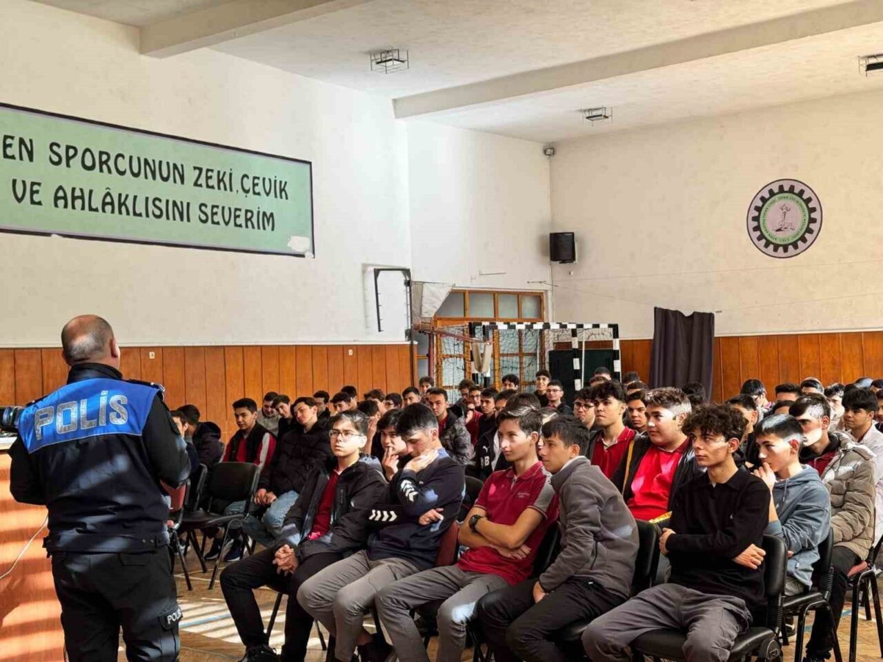 Afyonkarahisar’da polis ekipleri, lise öğrencilerine yönelik güvenli internet kullanımı, trafik