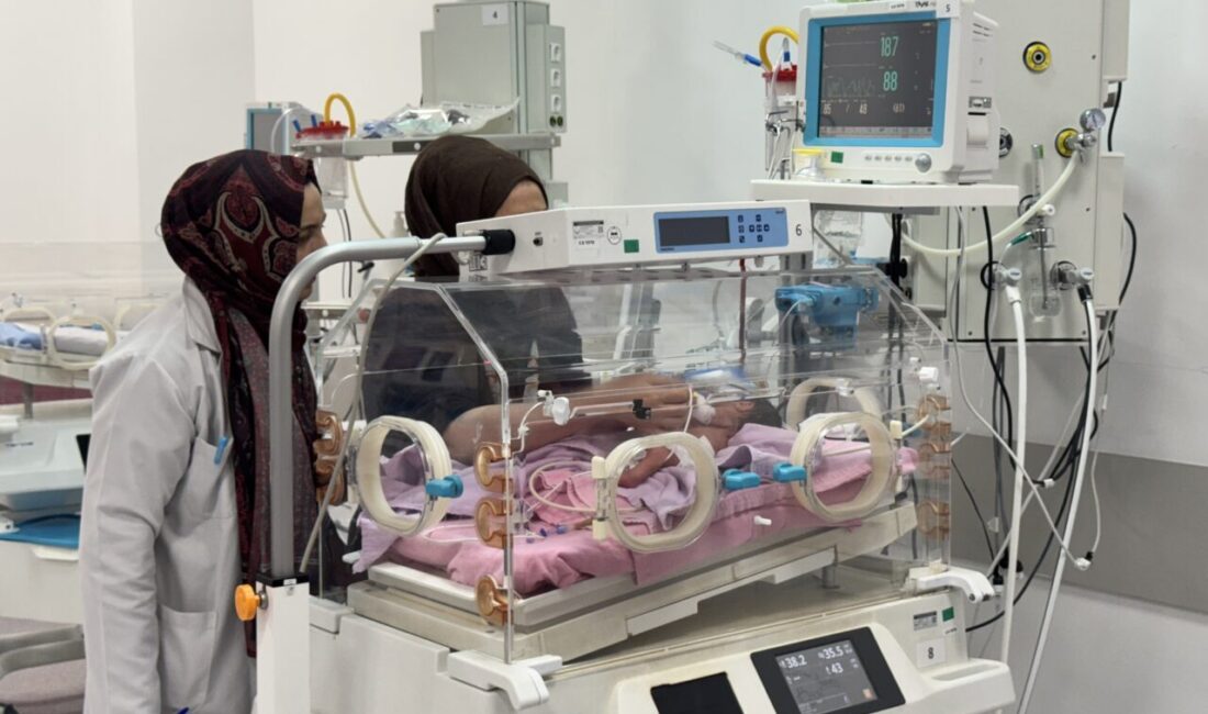 Afyonkarahisar Devlet Hastanesi Prematüre Ünitesi’nde erken doğumla dünyaya gelen bebekler,