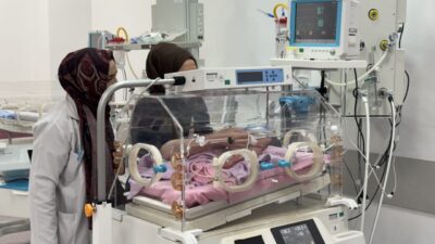 Afyonkarahisar Devlet Hastanesi Prematüre Ünitesi’nde erken doğumla dünyaya gelen bebekler,