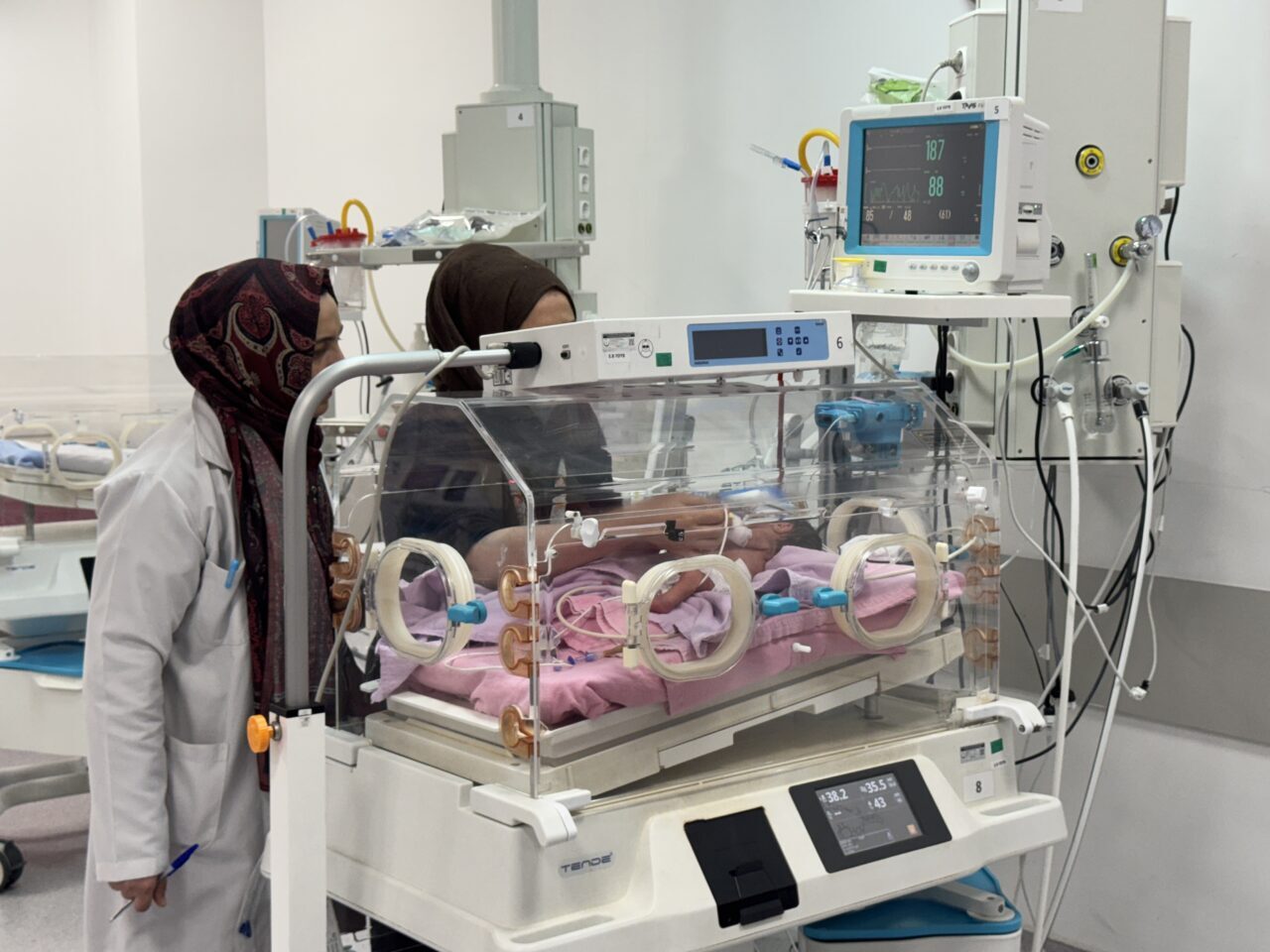 Afyonkarahisar Devlet Hastanesi Prematüre Ünitesi’nde erken doğumla dünyaya gelen bebekler,
