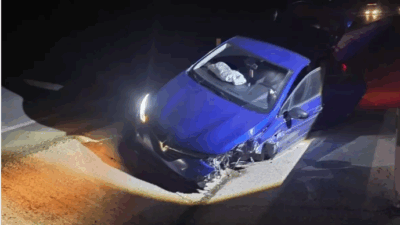 Afyonkarahisar'da kontrolden çıkarak refüje giren otomobilde 5 kişi yaralandı.