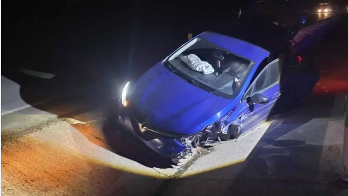 Afyonkarahisar'da kontrolden çıkarak refüje giren otomobilde 5 kişi yaralandı.