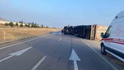 Afyonkarahisar’da kontrolden çıkan saman yüklü tır yol ortasına devrilirken kazada