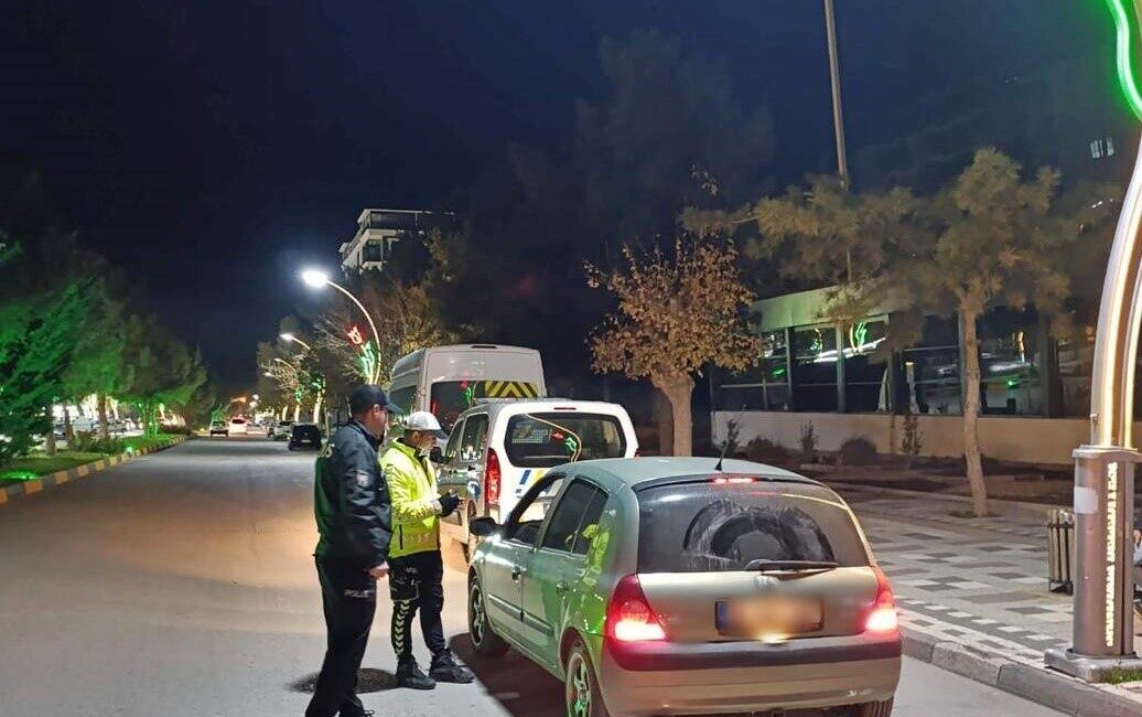 Afyonkarahisar'ın Sandıklı ilçesinde polis ekipleri tarafından gerçekleştirilen huzur ve asayiş