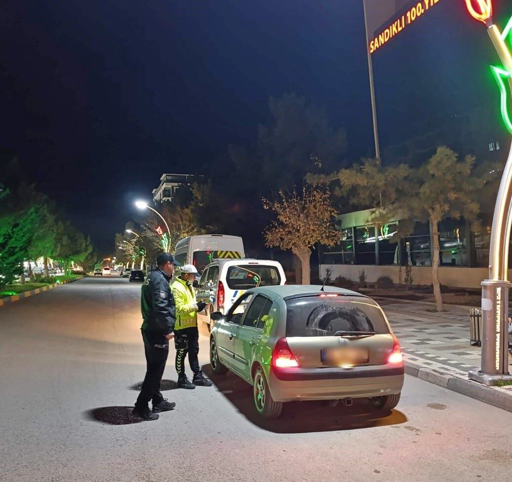 Afyonkarahisar'ın Sandıklı ilçesinde polis ekipleri tarafından gerçekleştirilen huzur ve asayiş