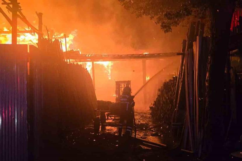 Şanlıurfa’nın Haliliye ilçesinde odun satışı yapılan bir iş yerinde çıkan