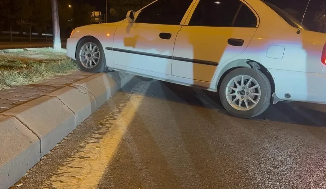 Alkolün etkisiyle direksiyon başında uyuyakalan bir sürücü, aracıyla kaldırıma çıktı.