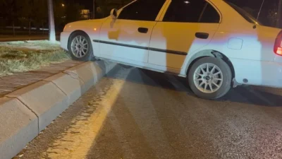 Alkolün etkisiyle direksiyon başında uyuyakalan bir sürücü, aracıyla kaldırıma çıktı.