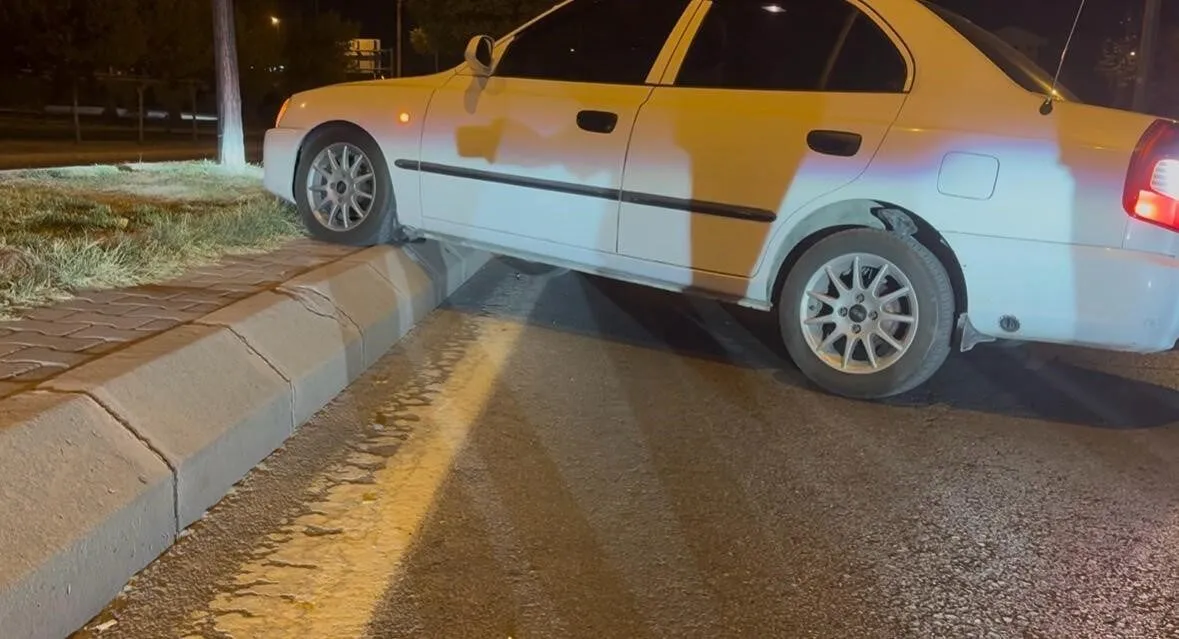 Alkolün etkisiyle direksiyon başında uyuyakalan bir sürücü, aracıyla kaldırıma çıktı.