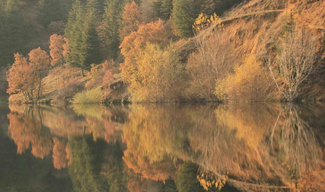 Afyonkarahisar’da sis bulutlarının gökyüzüne yükseldiği anlar görsel şölen oluşturdu.
