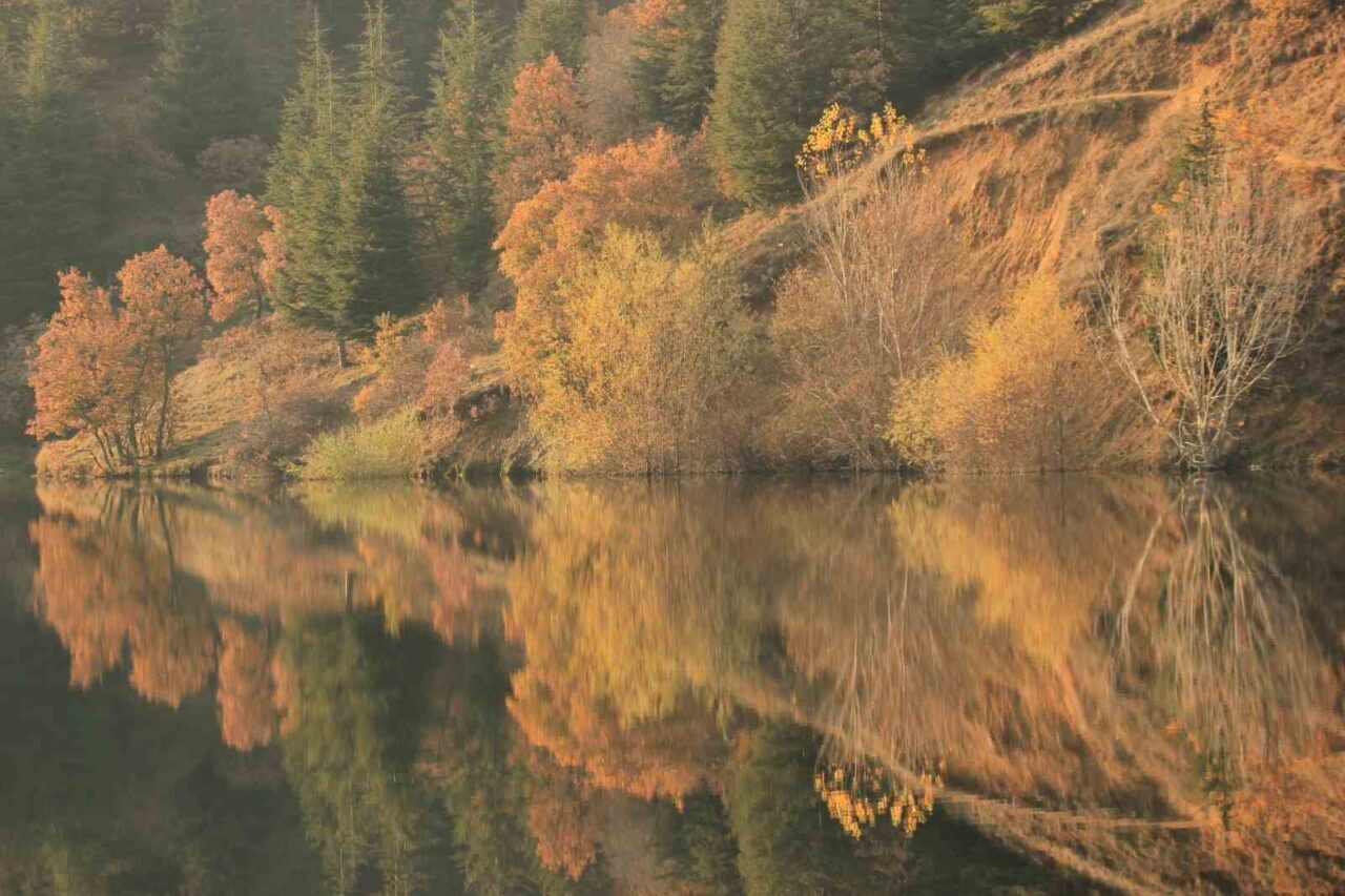 Afyonkarahisar’da sis bulutlarının gökyüzüne yükseldiği anlar görsel şölen oluşturdu.
