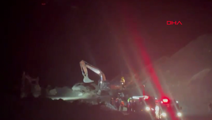 SİVAS'ın Divriği ilçesinde bir demir madeni ocağında göçük meydana geldi.