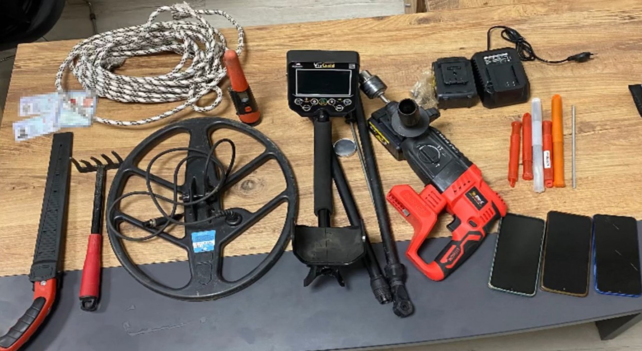 Ormanlık alanda dron destekli denetimde kaçak kazı yaptığı belirlenen üç