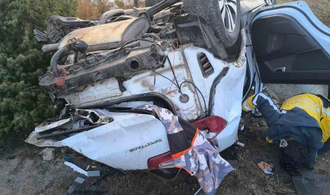 Afyonkarahisar’da kontrolden çıkan otomobil yol kenarına takla attı. Kazada sürücü