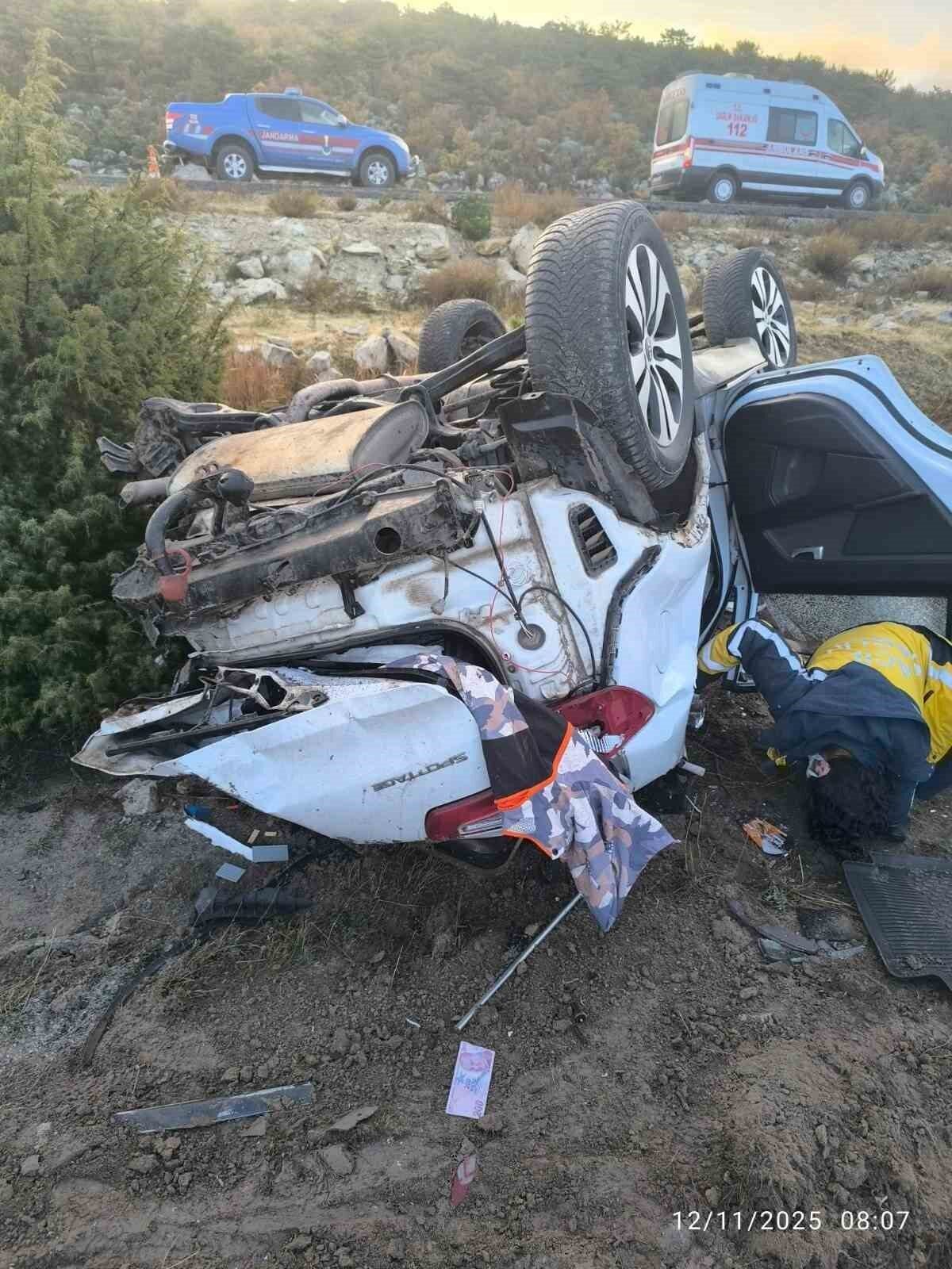 Afyonkarahisar’da kontrolden çıkan otomobil yol kenarına takla attı. Kazada sürücü