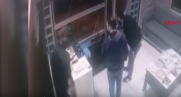 ANKARA’da bindiği taksinin şoförü ile tartışan ve alkollü olduğu belirlenen