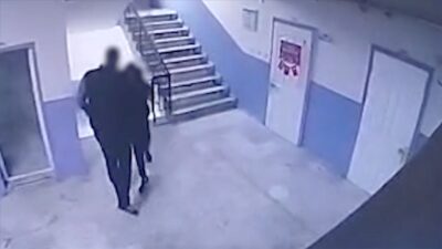 Manisa’nın Turgutlu ilçesinde, otizmli bir öğrenciyi merdivenlerden iten okul müdürü