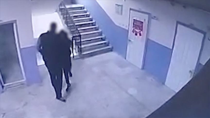 Manisa’nın Turgutlu ilçesinde, otizmli bir öğrenciyi merdivenlerden iten okul müdürü