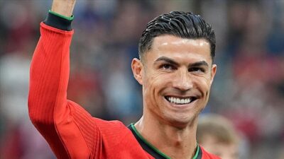Dünyaca ünlü futbolcu Cristiano Ronaldo, eski futbolcu David Beckham'dan daha