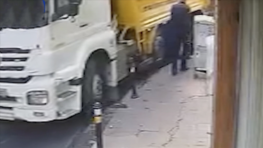 İstanbul Beyoğlu Cihangir’de hafriyat kamyonu kaldırıma çıkarak bir demir dubayı