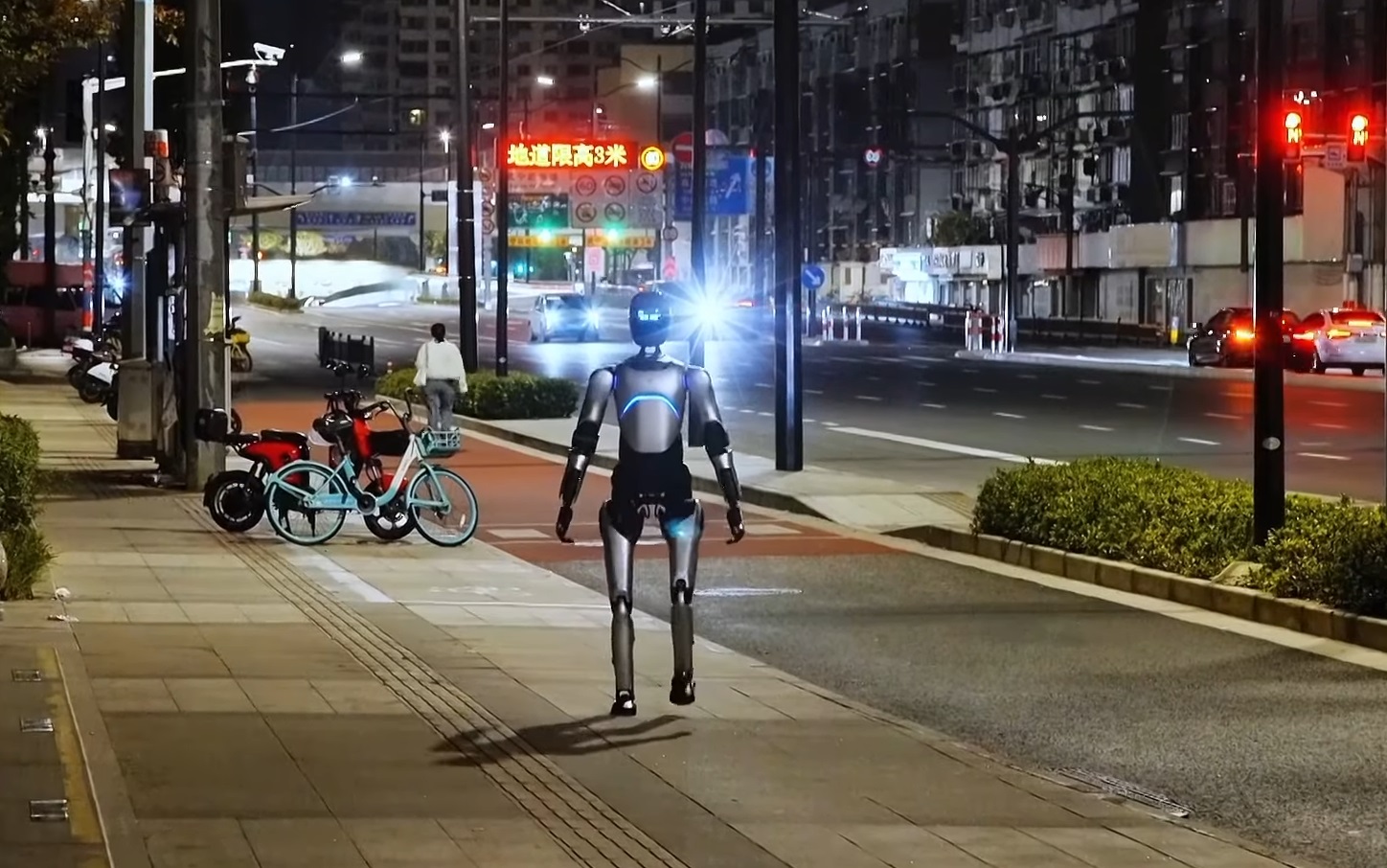 Çinli AgiBot firmasının geliştirdiği AgiBot A2 adlı insansı robot, 106,2