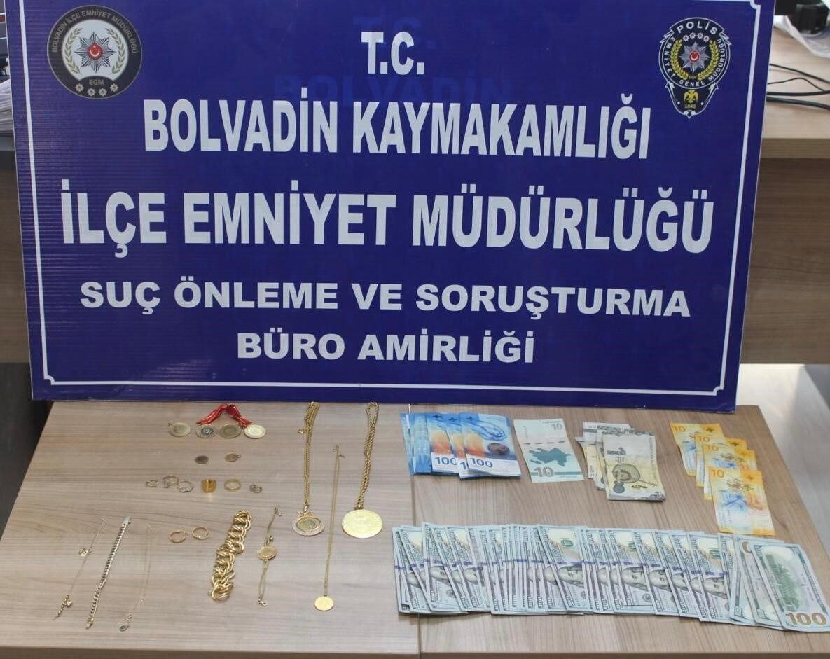 Afyonkarahisar’da telefonda aradıkları aileyi yaklaşık 2 milyon TL dolandıran 2