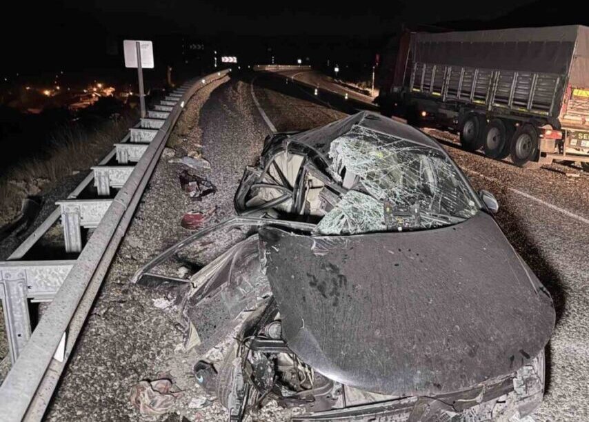 Afyonkarahisar Çay ilçesinde kontrolden çıkan otomobil bariyerleri aşıp tıra çarptı,