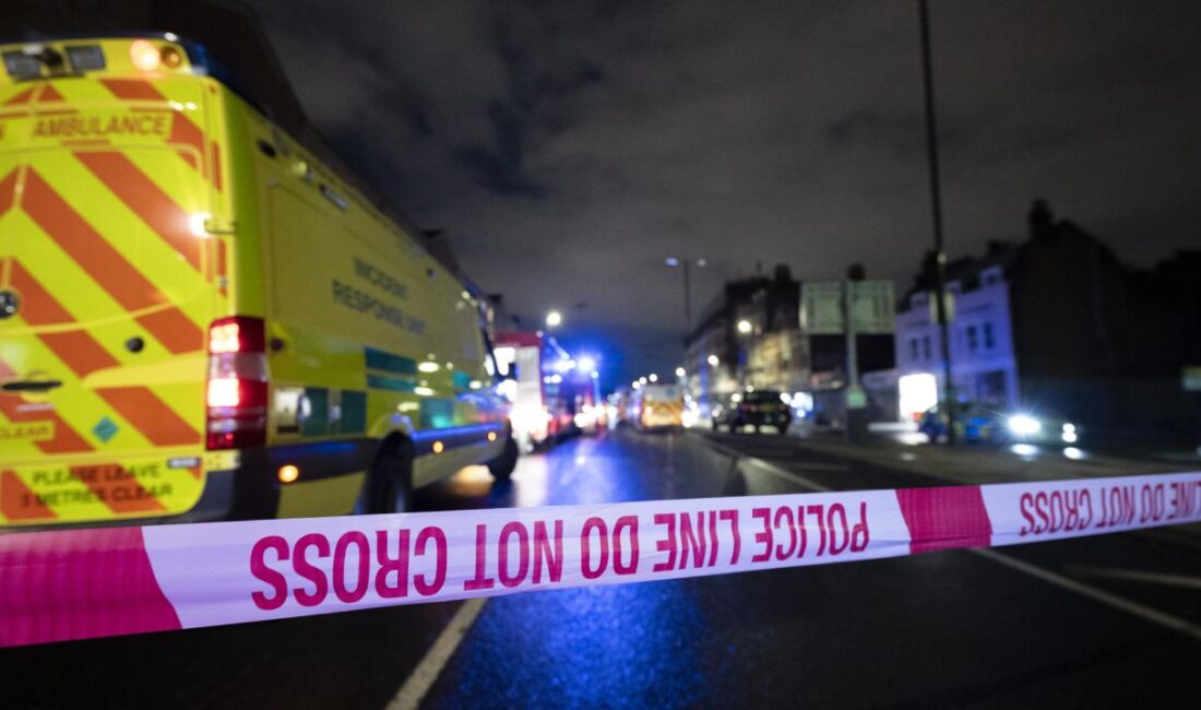 İngiltere’nin Huntingdon bölgesinde seyir halindeki bir trende yolculara yönelik bıçaklı