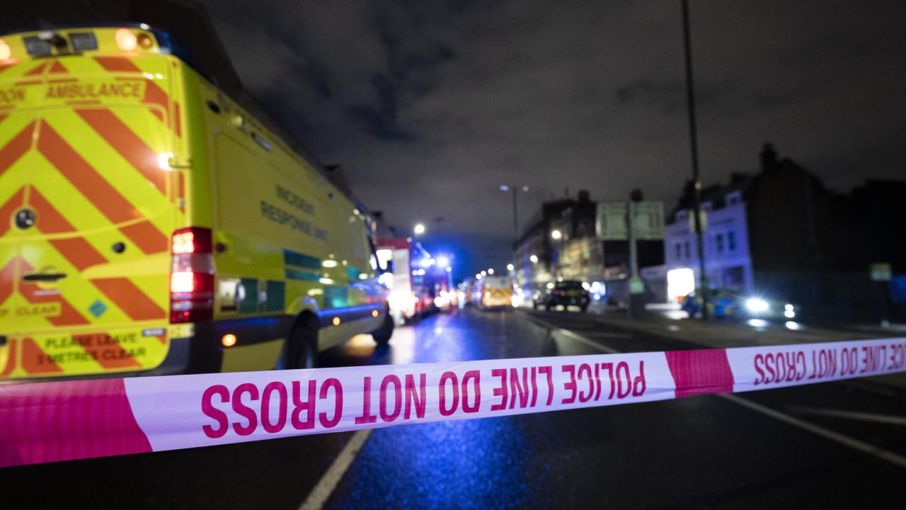 İngiltere’nin Huntingdon bölgesinde seyir halindeki bir trende yolculara yönelik bıçaklı