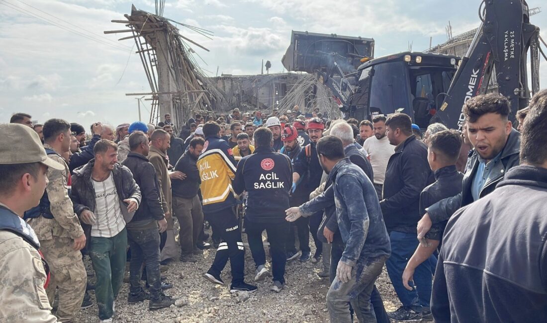 Şanlıurfa’da yapımı süren tek katlı bir iş yerinde beton dökümü
