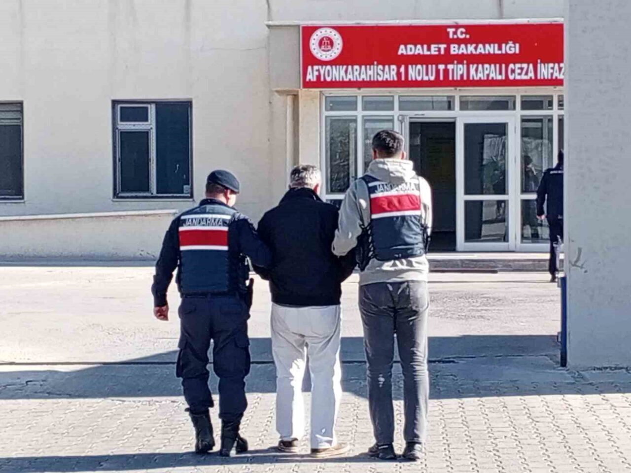 Afyonkarahisar’da polis tarafından değişik türde uyuşturucu maddeler ile yakalanan bir