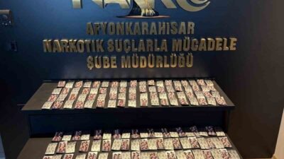 Afyonkarahisar’da polis tarafından durdurulan bir otomobilde uyuşturucu haplarla yakalanan 2