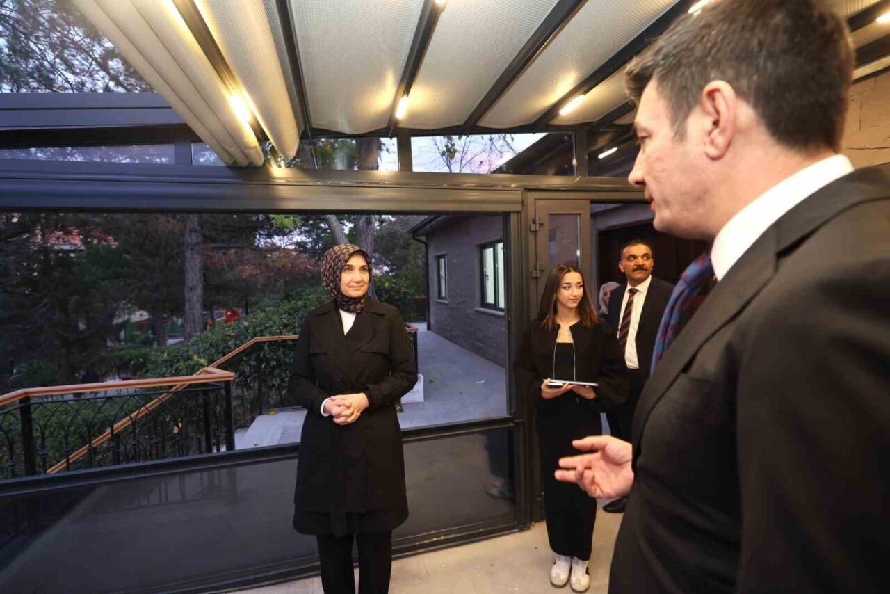 Afyonkarahisar Valiliği tarafından kent merkezinde başlatılan kafe yapımı projesi devam