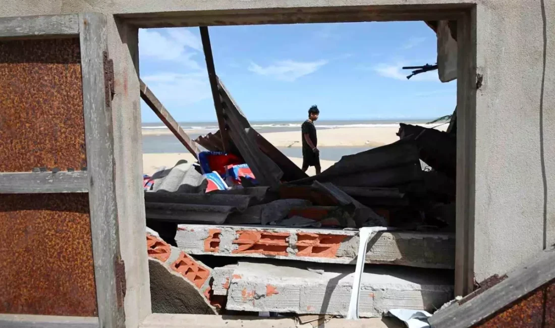 Güneydoğu Asya'yı etkisi altına alan Kalmaegi Tayfunu, Vietnam ve Filipinler'de