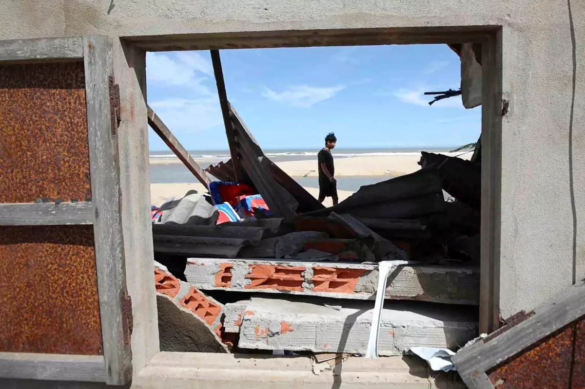 Güneydoğu Asya'yı etkisi altına alan Kalmaegi Tayfunu, Vietnam ve Filipinler'de