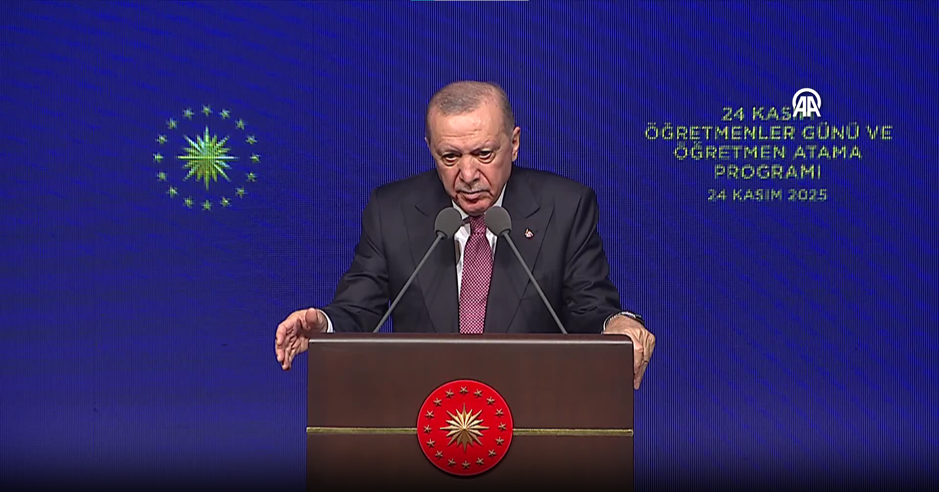 Cumhurbaşkanı Erdoğan, Öğretmenler Günü programında öğretmenliğin önemine vurgu yaptı ve