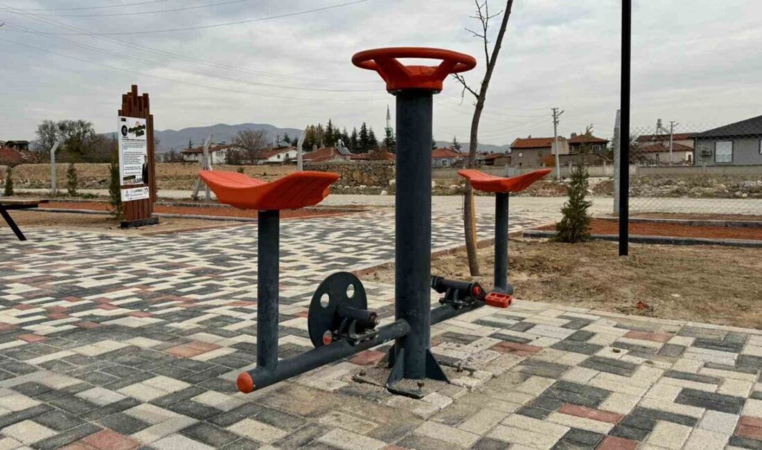 Afyonkarahisar’ın Bolvadin ilçesinde hizmete açılan bir parktaki spor aletleri ve