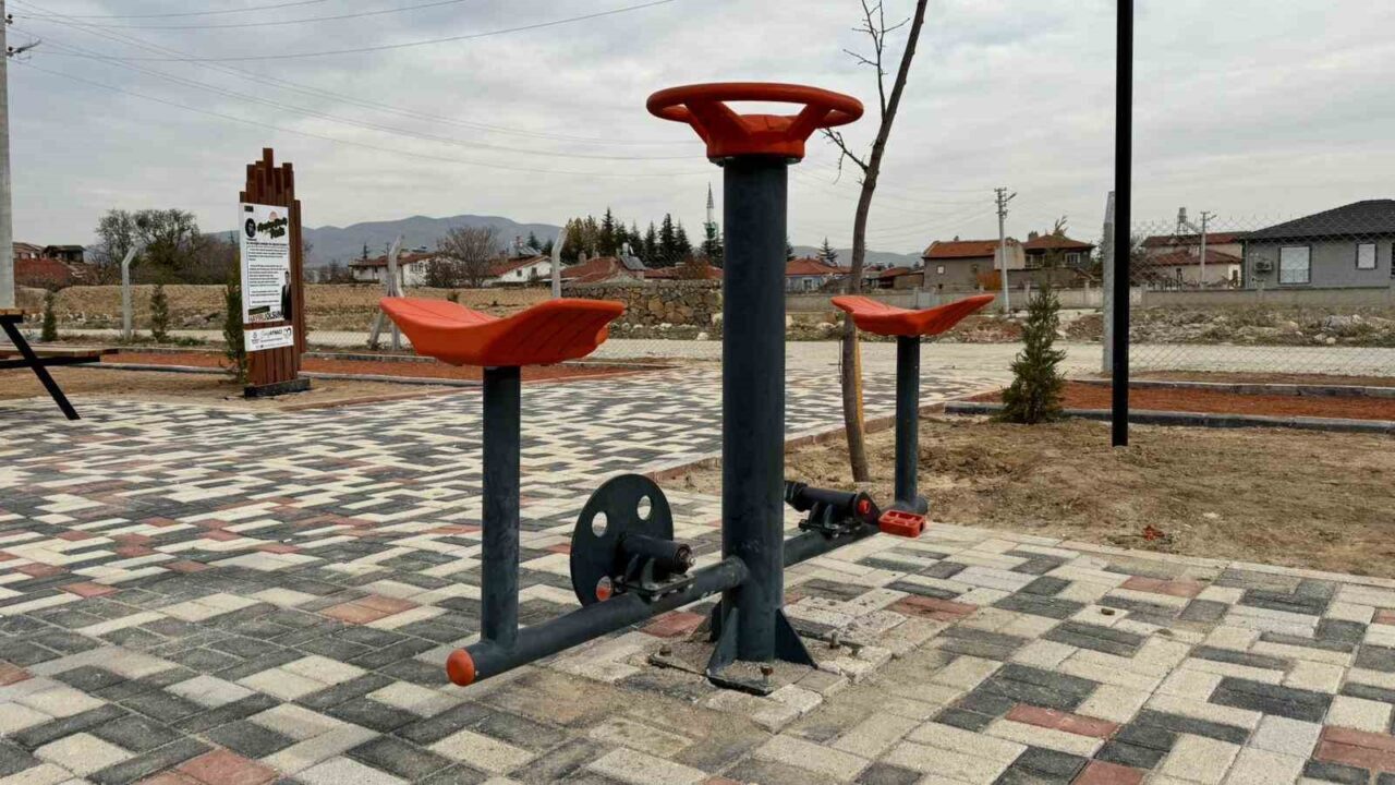 Afyonkarahisar’ın Bolvadin ilçesinde hizmete açılan bir parktaki spor aletleri ve