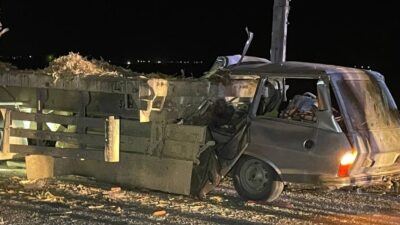 Yol kenarında arıza yaparak duran mısır sapı yüklü tıra otomobilin