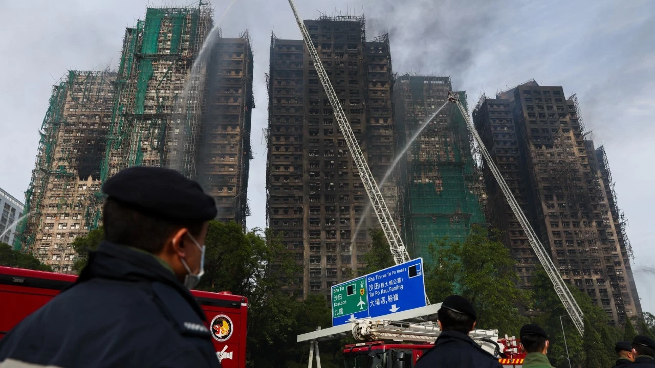 Hong Kong’un Tai Po bölgesindeki 31 katlı gökdelende çıkan yangında