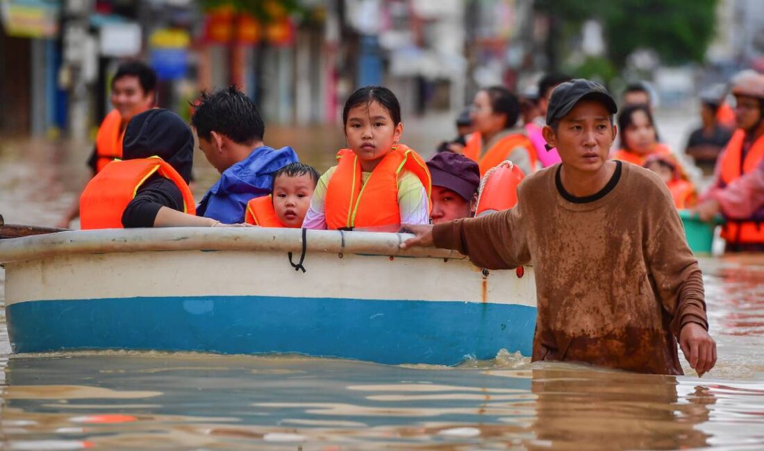 Vietnam’ın orta kesimini vuran şiddetli yağışlar nedeniyle meydana gelen sel