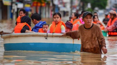 Vietnam’ın orta kesimini vuran şiddetli yağışlar nedeniyle meydana gelen sel