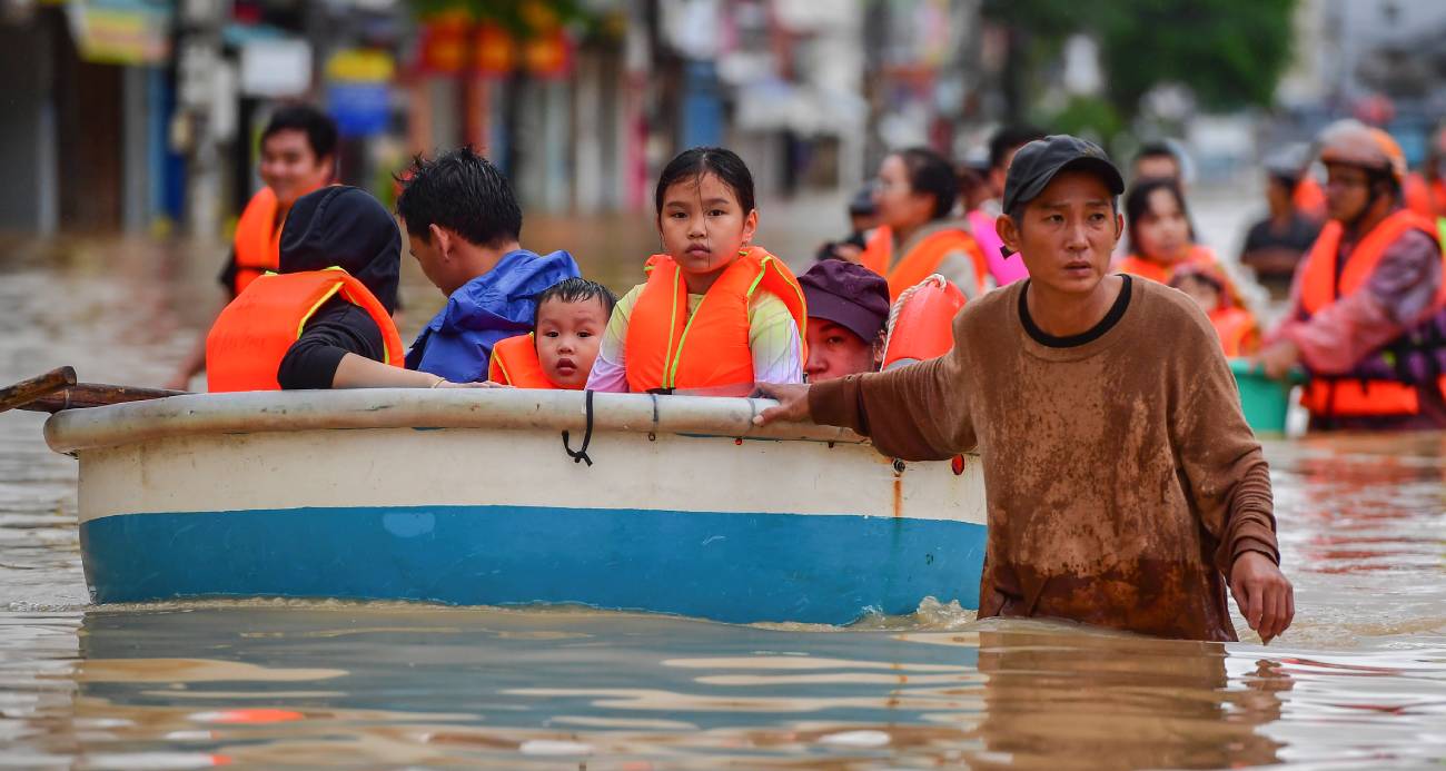 Vietnam’ın orta kesimini vuran şiddetli yağışlar nedeniyle meydana gelen sel