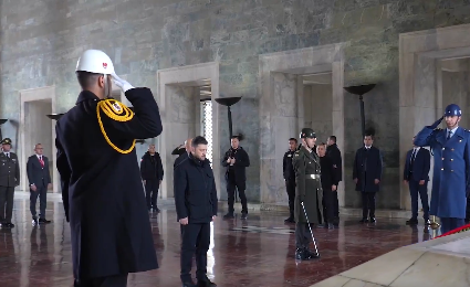 Ukrayna Cumhurbaşkanı Zelenskiy, Ankara ziyaretinde ilk olarak Anıtkabir'i ziyaret etti