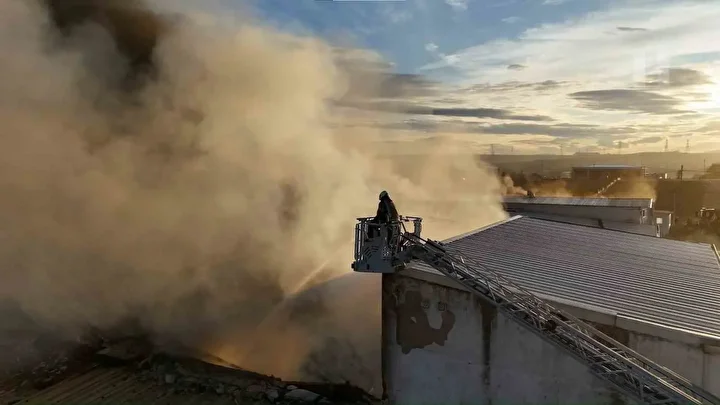 İstanbul Tuzla'da bulunan bir kauçuk fabrikasında henüz belirlenemeyen bir nedenle