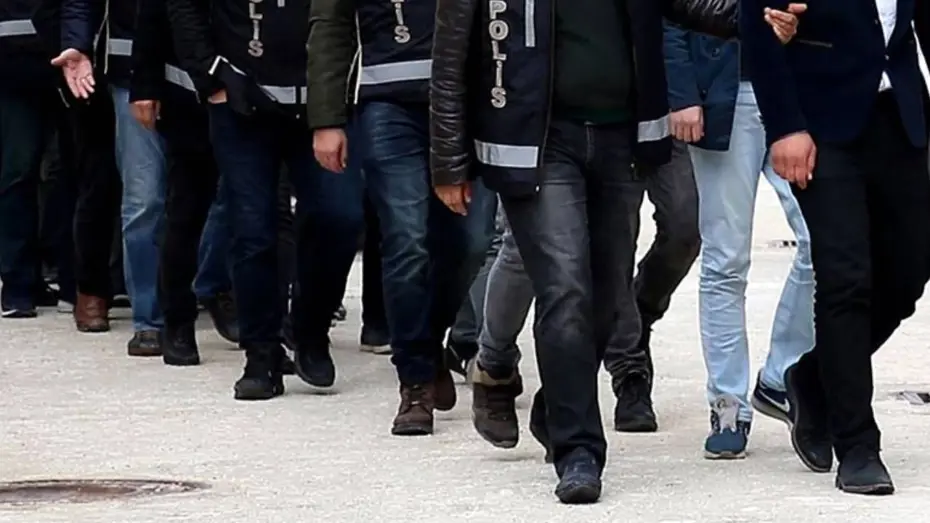 İstanbul merkezli 5 ilde düzenlenen eş zamanlı operasyonlarda, sosyal medyada