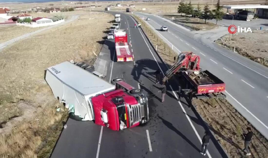 Afyonkarahisar’da kontrolden çıkan bir tır devrilerek yaklaşık 20 ton meyvenin