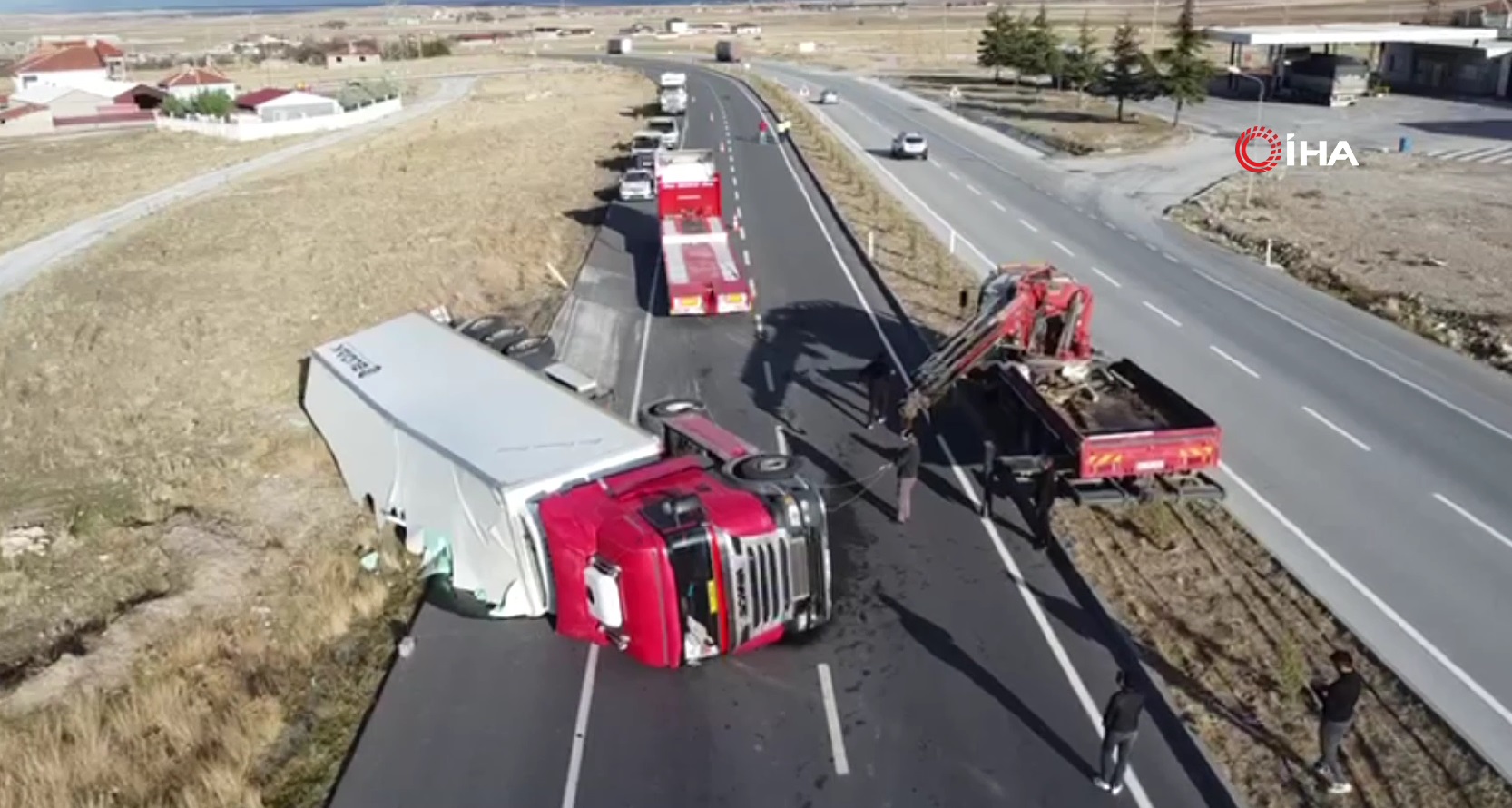 Afyonkarahisar’da kontrolden çıkan bir tır devrilerek yaklaşık 20 ton meyvenin