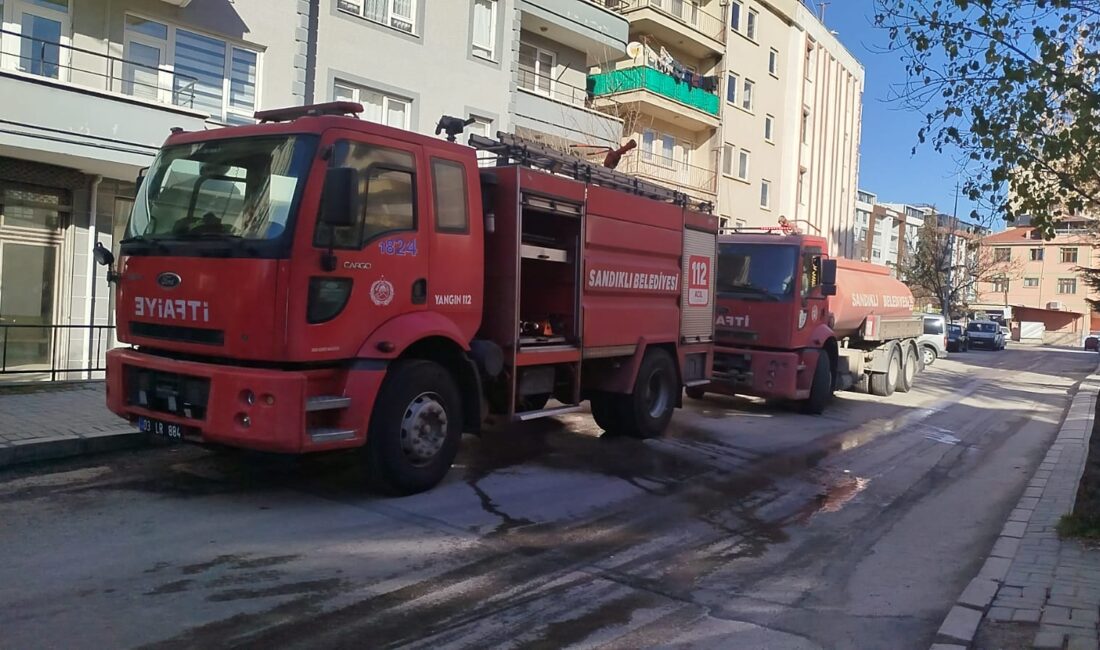 Afyonkarahisar’da 5 katlı bir binanın çatı katında çıkan yangın büyük